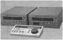 dos magnetoscopios AG-5700 y la consola AG570